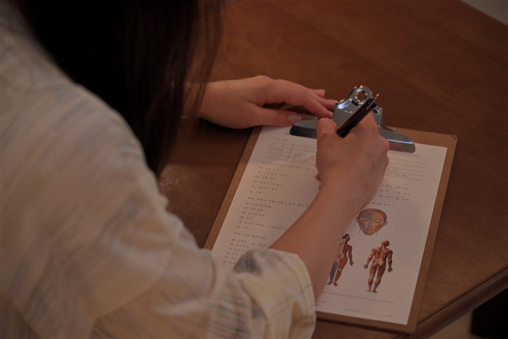 A guest filling in the intake form with a body chart